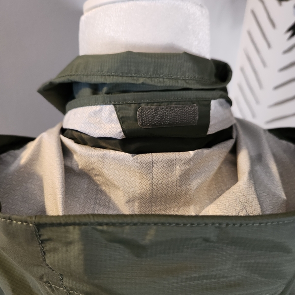 Marmot Women's Green Waterproof Jacket - Picture 6 of 15